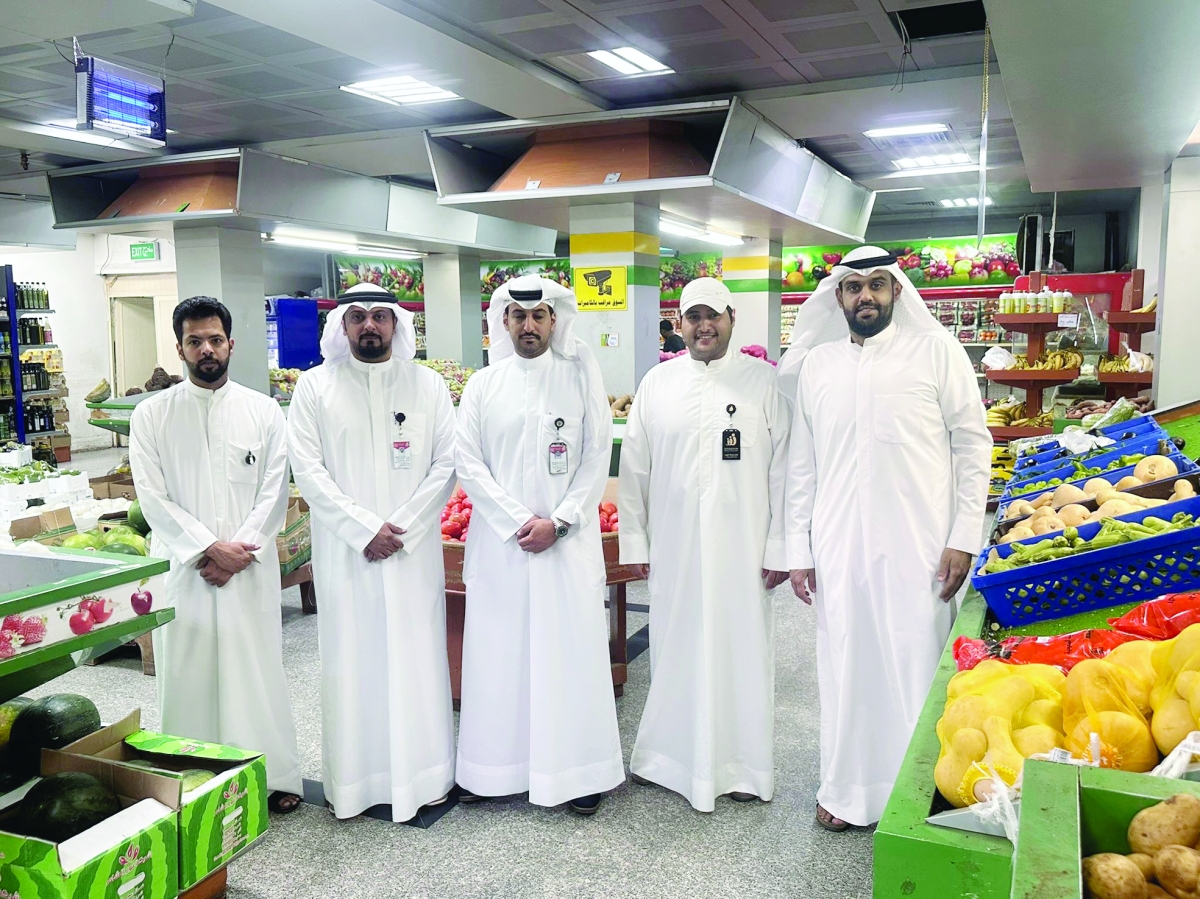 


الجافور وأعضاء اللجنة المشتركة خلال الجولة 