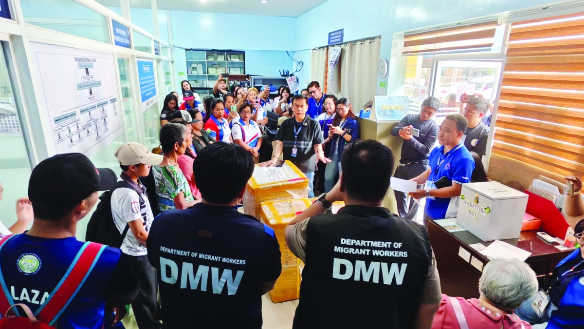 


أفراد الأسرة لدى تسلم الهدايا 