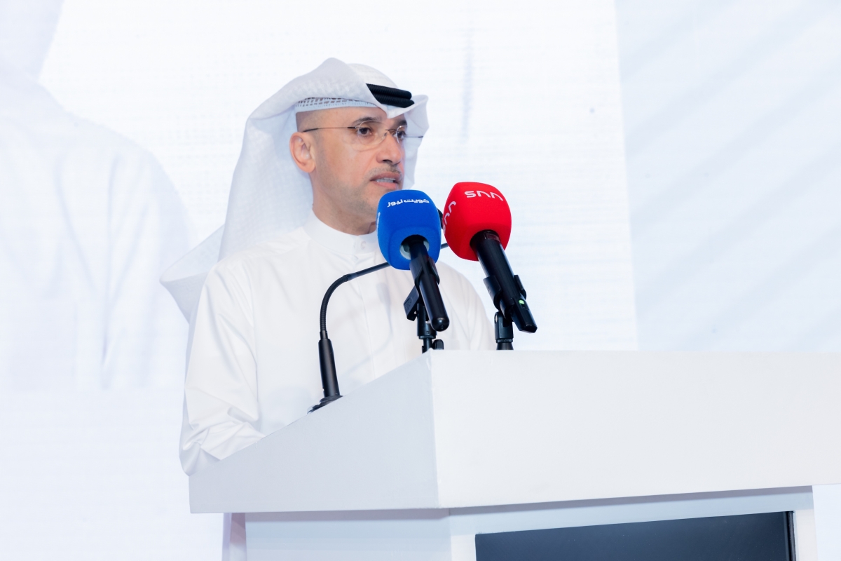 علي الأنصاري ملقياً كلمته الافتتاحية