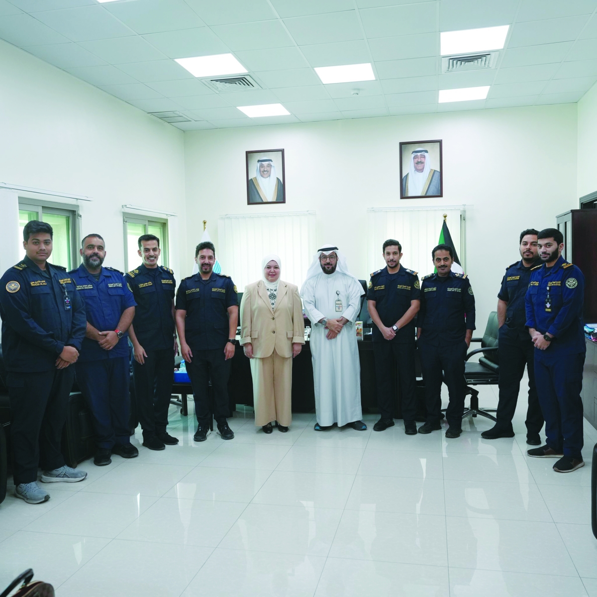 لقطة جماعية مع عدد من الموظفين