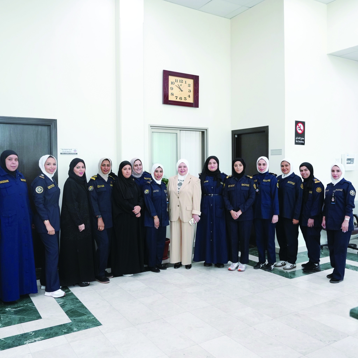 مديرة الجمارك متوسطة عدداً من الموظفات