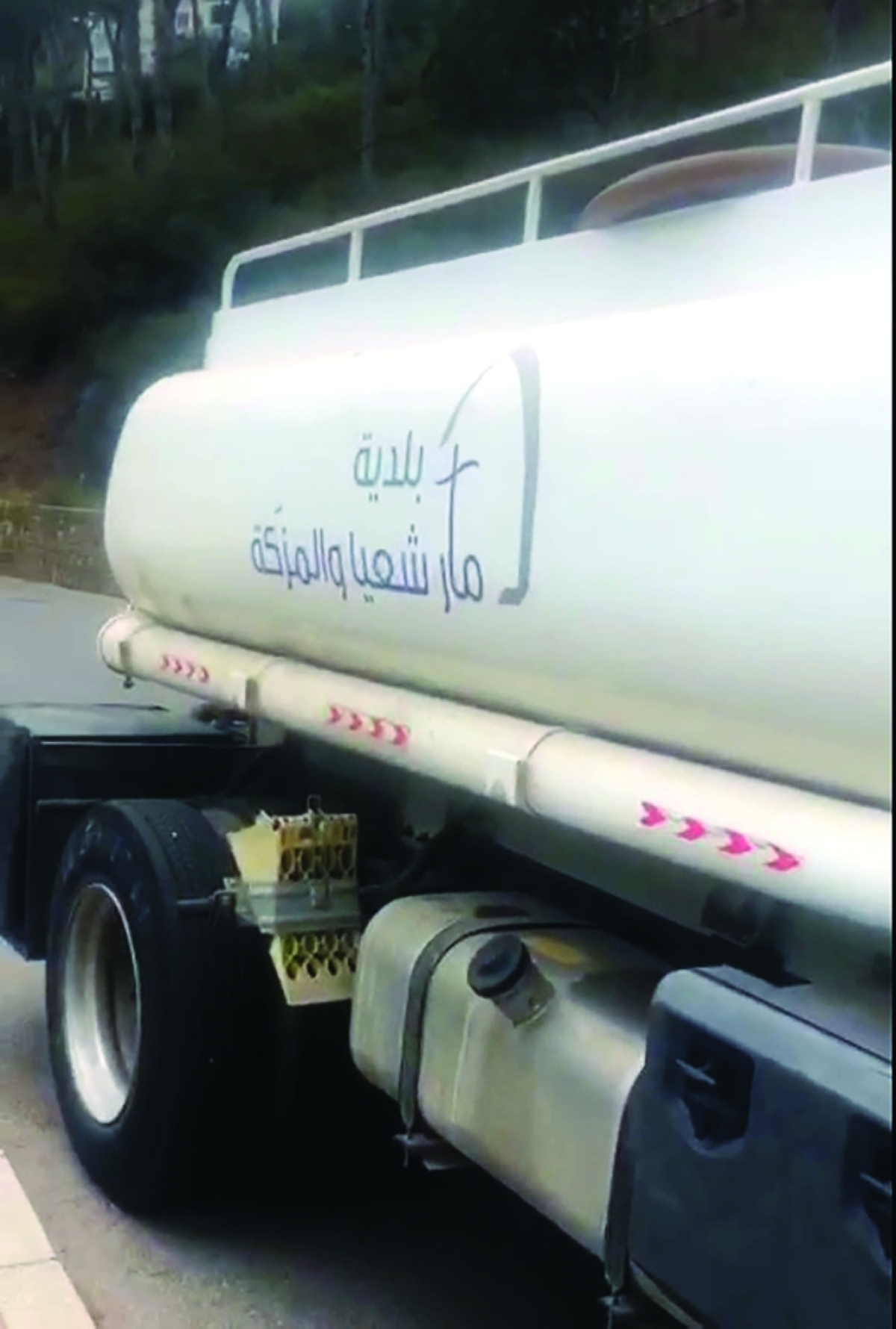 صهريج المياه وعليه شعار بلدية مار شعيا والمزكة في المتن بجبل لبنان