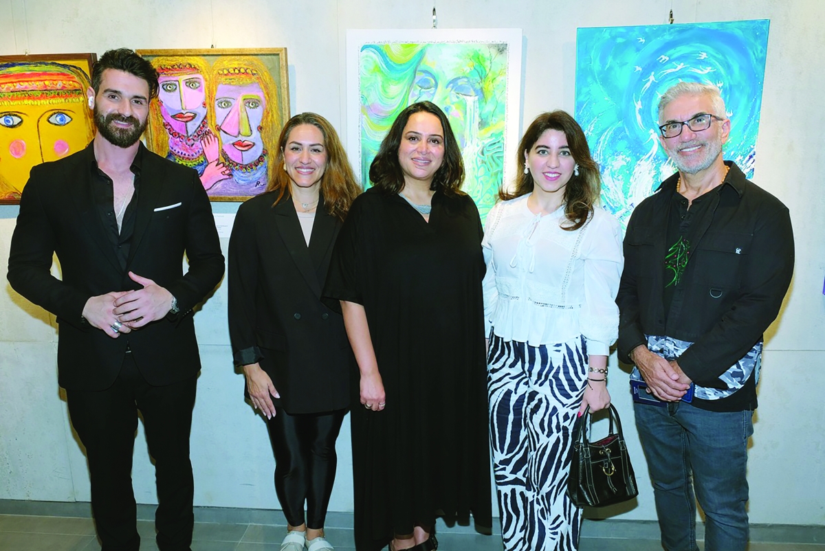 عبير الخطيب تتوسّط عدداً من الفنانين التشكيليين والقائم بأعمال سفارة لبنان ميا العضم