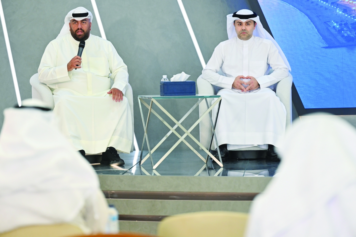 


سليمان الغريب من مركز التواصل الحكومي إلى جانب السند 