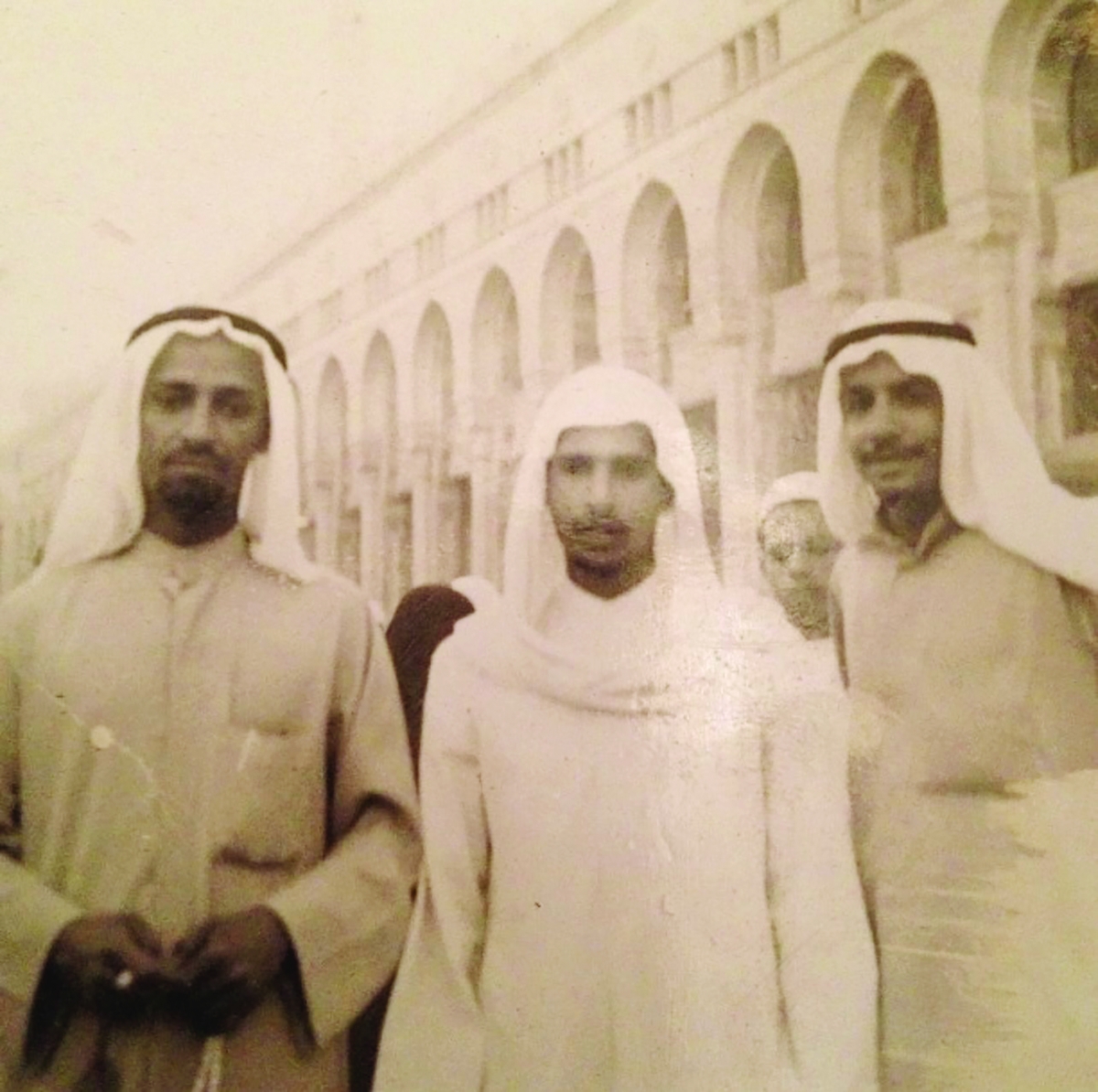 الفقيد مع صديقيه بدر العميم وعبدالعزيز العتيبي في مكة المكرمة