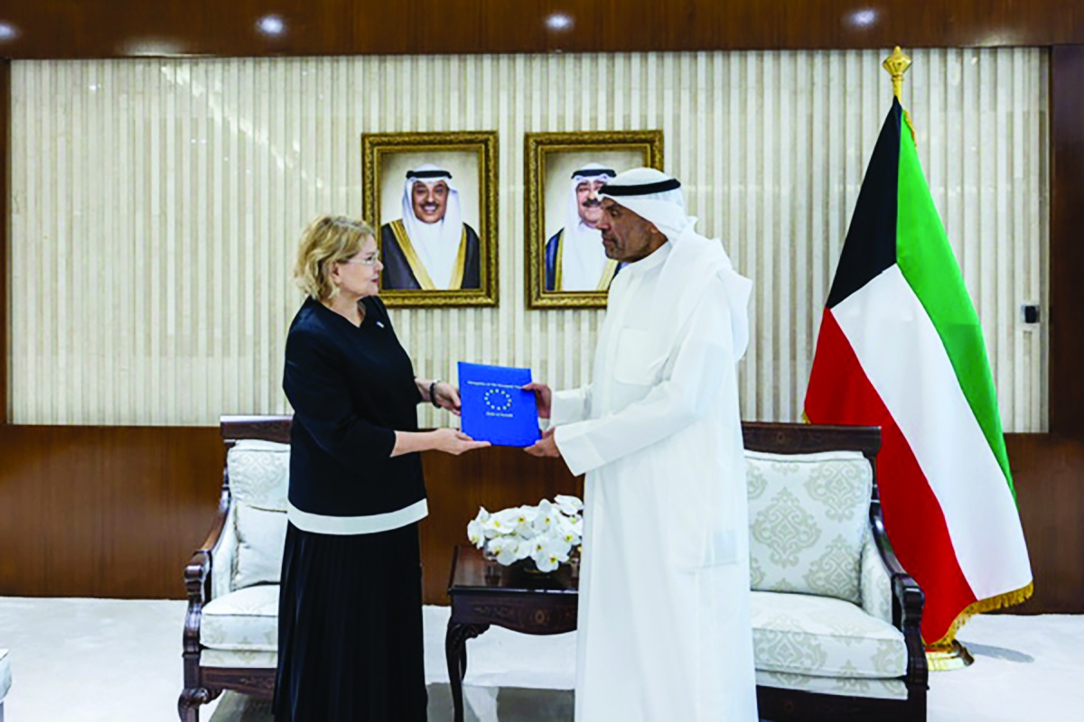 


اليحيا يتسلّم الرسالة الخطية من سفيرة الاتحاد الأوروبي 