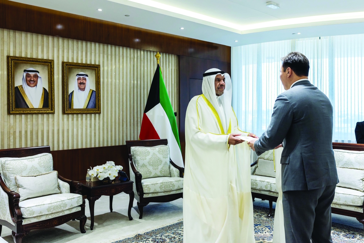 وزير الخارجية يتسلّم نسخة من أوراق سفير كازاخستان