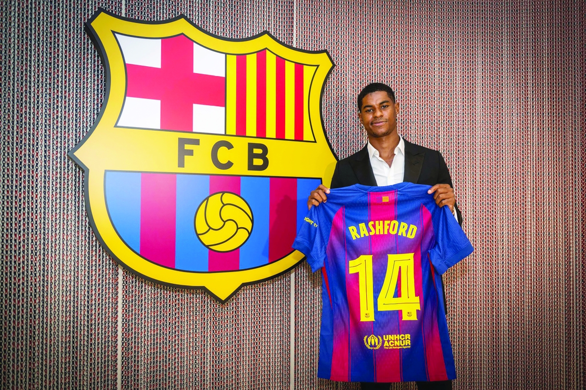 


ماركوس راشفورد حاملاً قميص برشلونة 