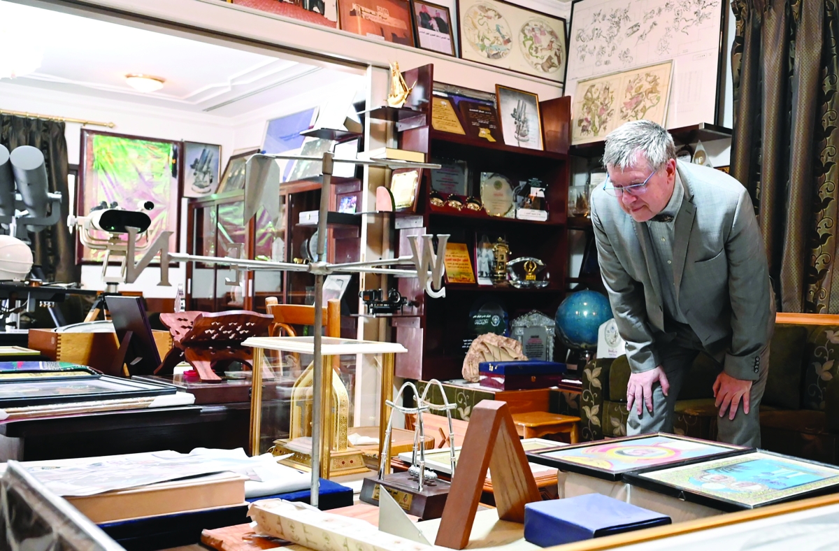 سفير التشيك ينقب في مقتنيات المتحف