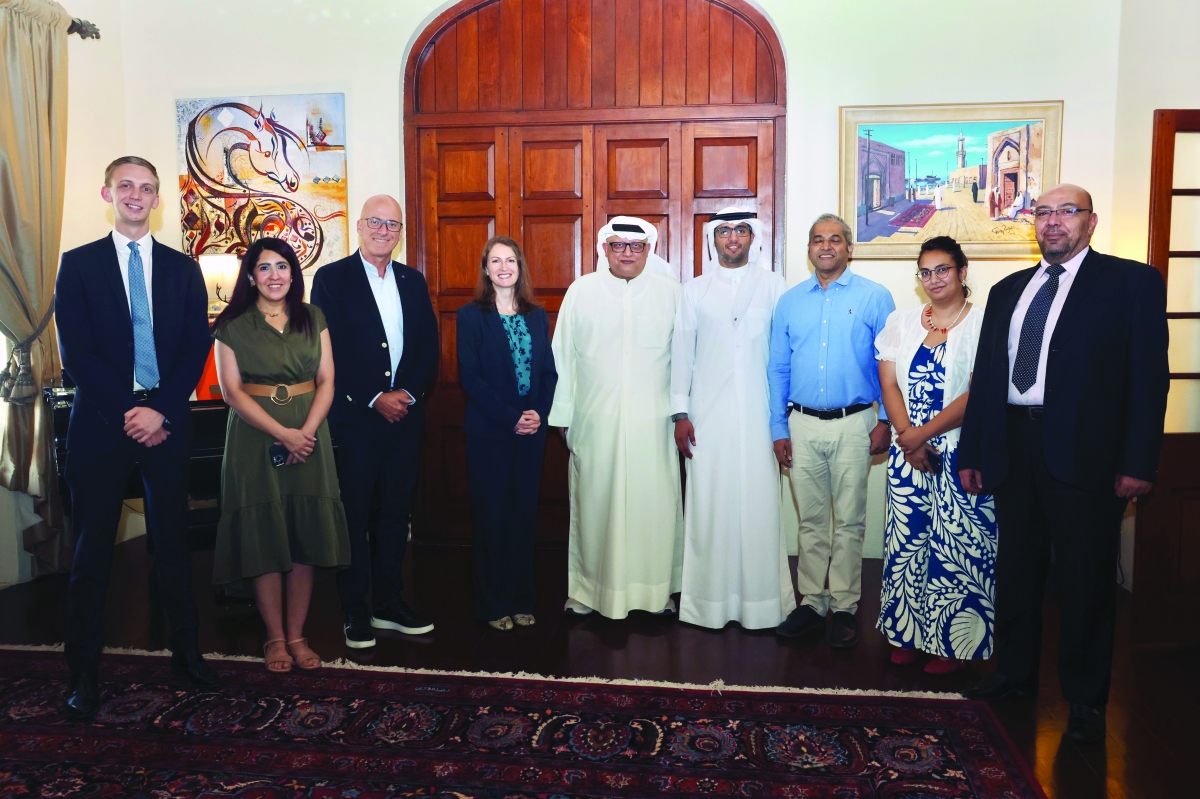 بليندا لويس تتوسط ممثلي وسائل الإعلام في مقر إقامتها 