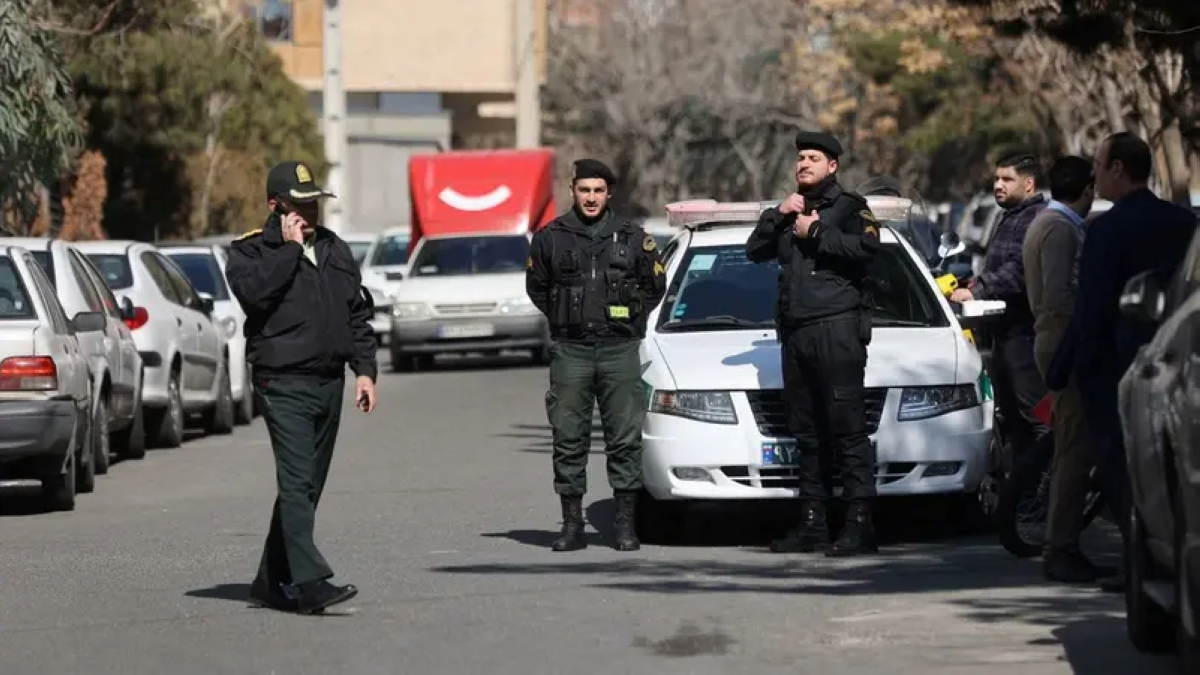 عناصر من الشرطة الإيرانية في طهران 16 فبراير 2025 (رويترز)
