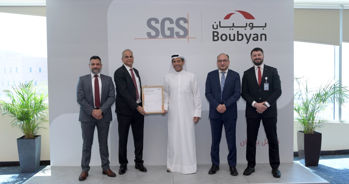 عبدالله المحري يتوسط مسؤولي «بوبيان» و«SGS» خلال تسليم الشهادات