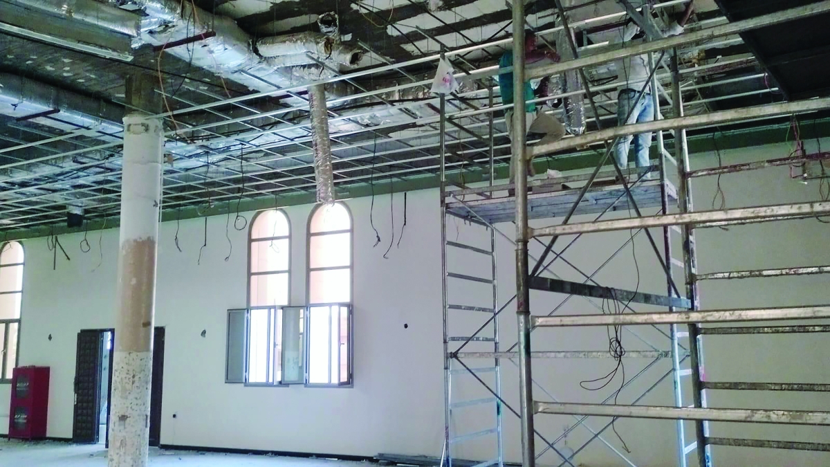   أعمال التشطيب في أحد المشاريع الأخرى