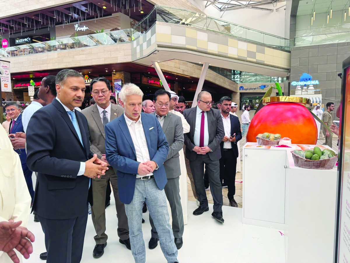 سوايكا يتجول في المعرض مع سفيري سويسرا وكوريا الجنوبية