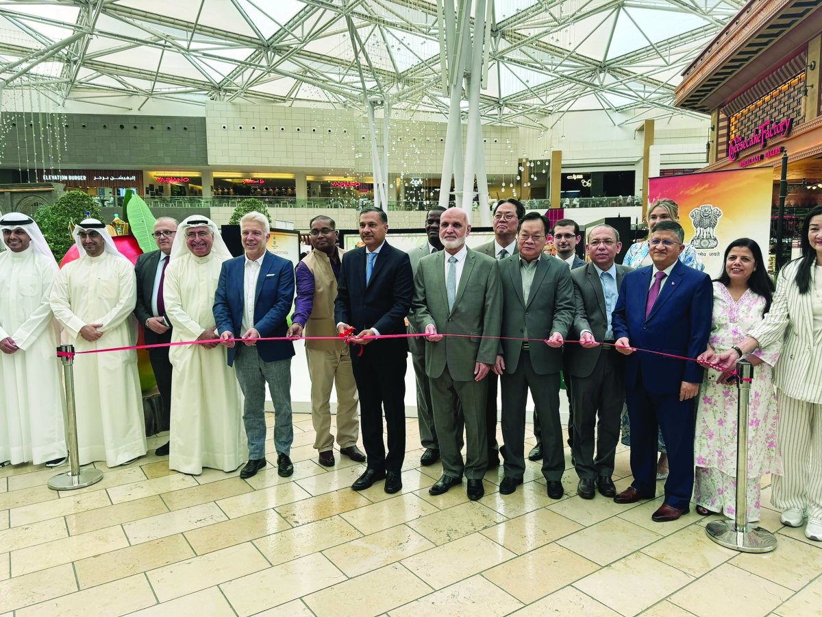 رؤساء البعثات الدبلوماسية يشاركون السفير الهندي بقص شريط افتتاح المعرض