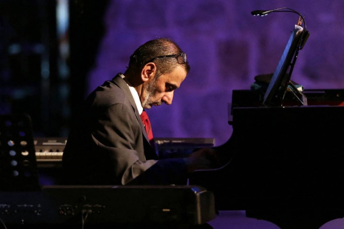 الرحباني... عازفاً على آلة البيانو التي يعشقها 