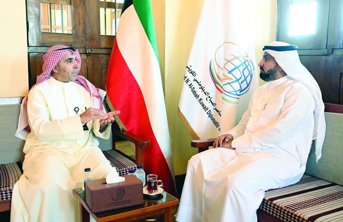 


الصبيح متحدثاً للزميل غانم السليماني 	 (تصوير سعود سالم) 