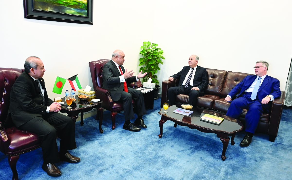 


دبلوماسيون يعزون سفير بنغلاديش	 (تصوير سعود سالم) 