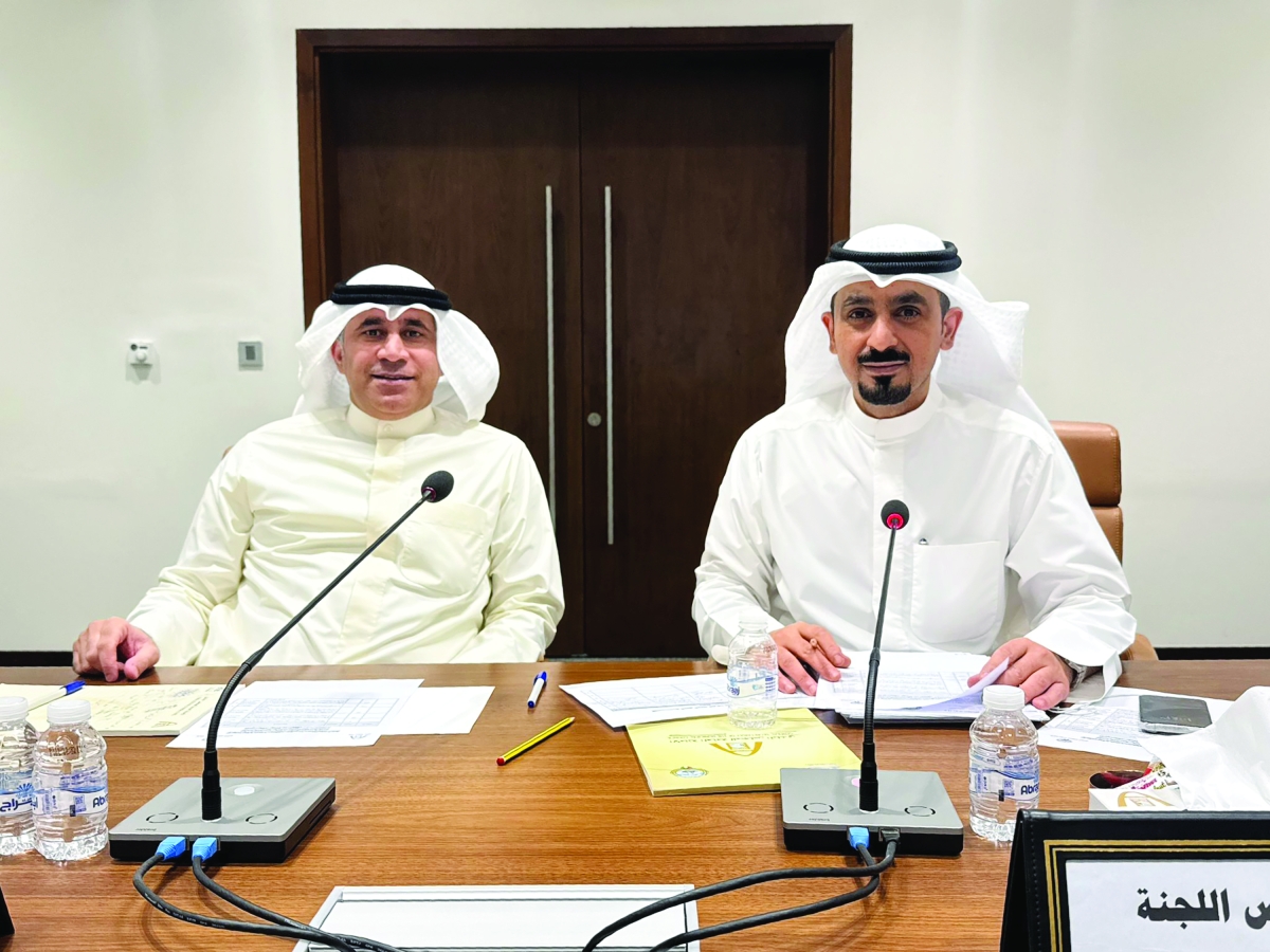 ناصر الجدعان وسعود حبيب خلال اجتماع اللجنة