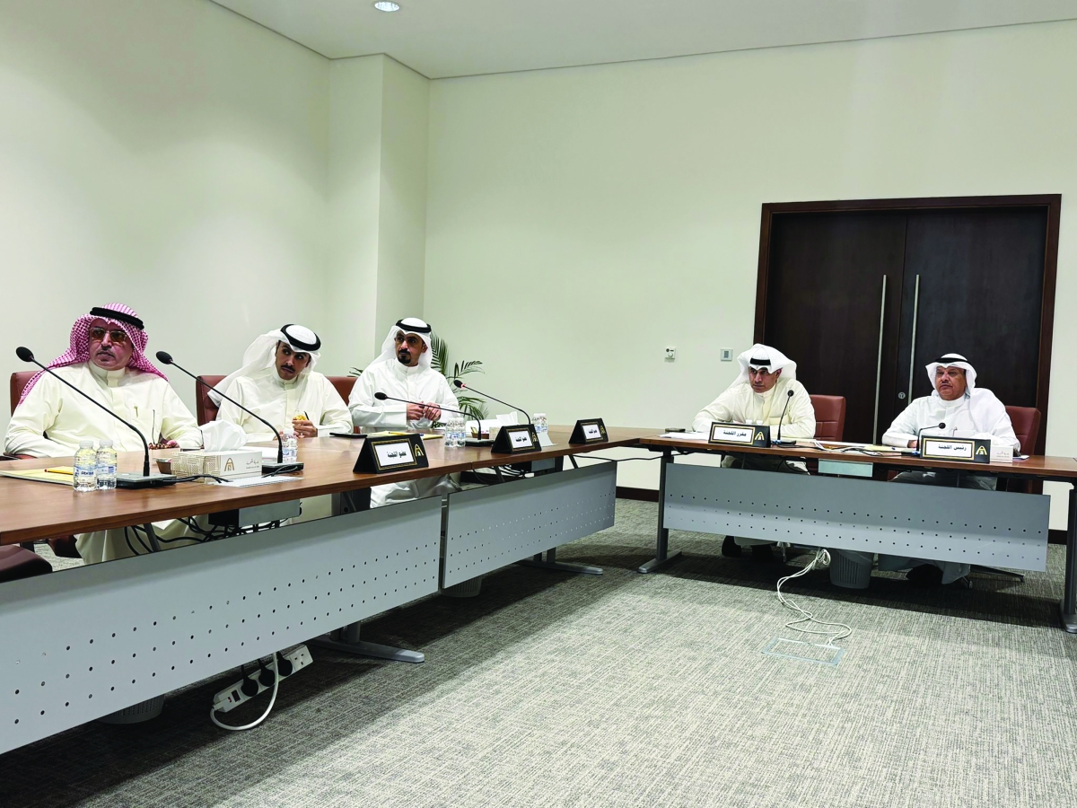 


جانب من اجتماع لجنة الأحمدي بالمجلس البلدي 