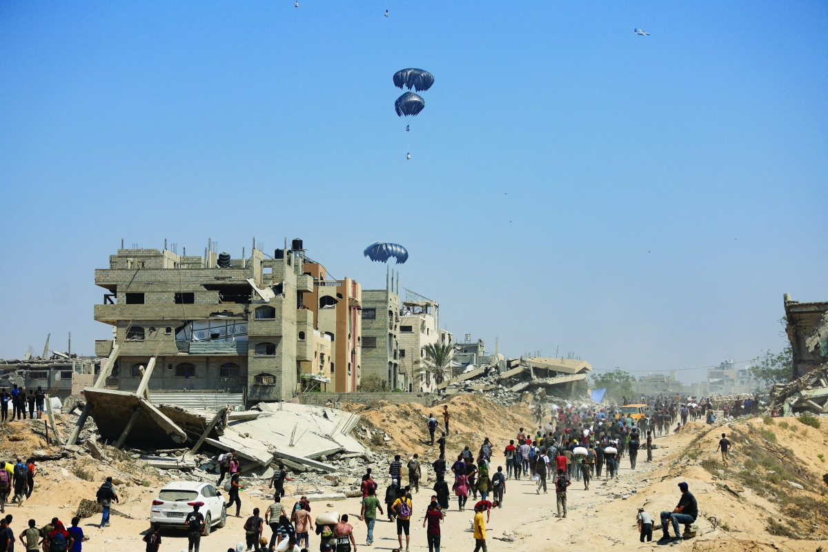 


إسقاط مساعدات على شمال غزة جواً 	(رويترز) 