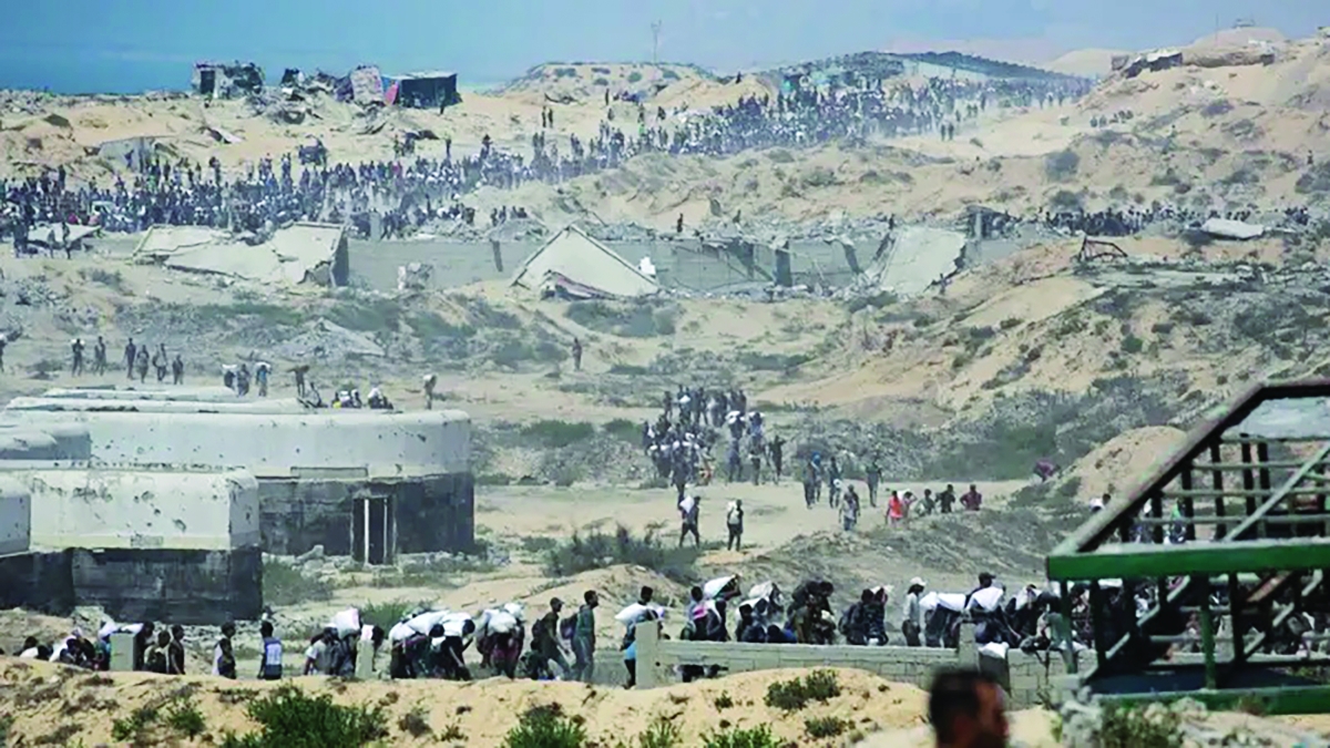 


جانب من توزيع المساعدات في غزة	(أ ف ب) 