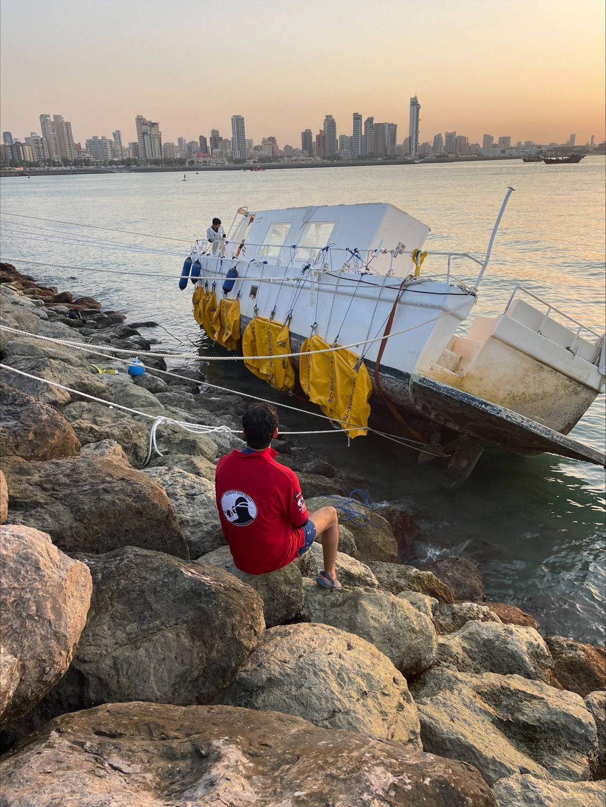 اليخت بعد نجاح عملية سحبه