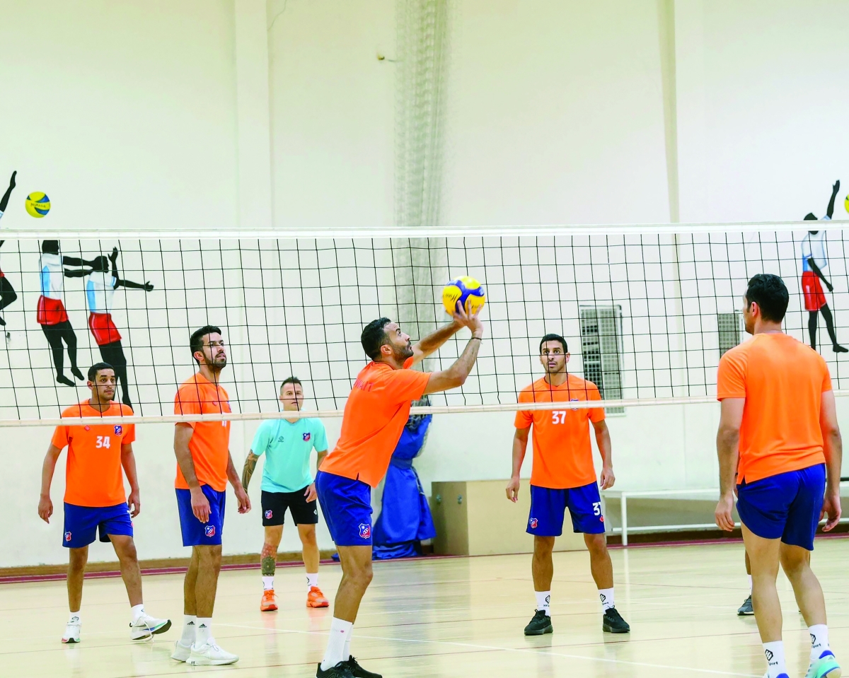 لاعبو «الكويت» يلعبون الكرة الطائرة 