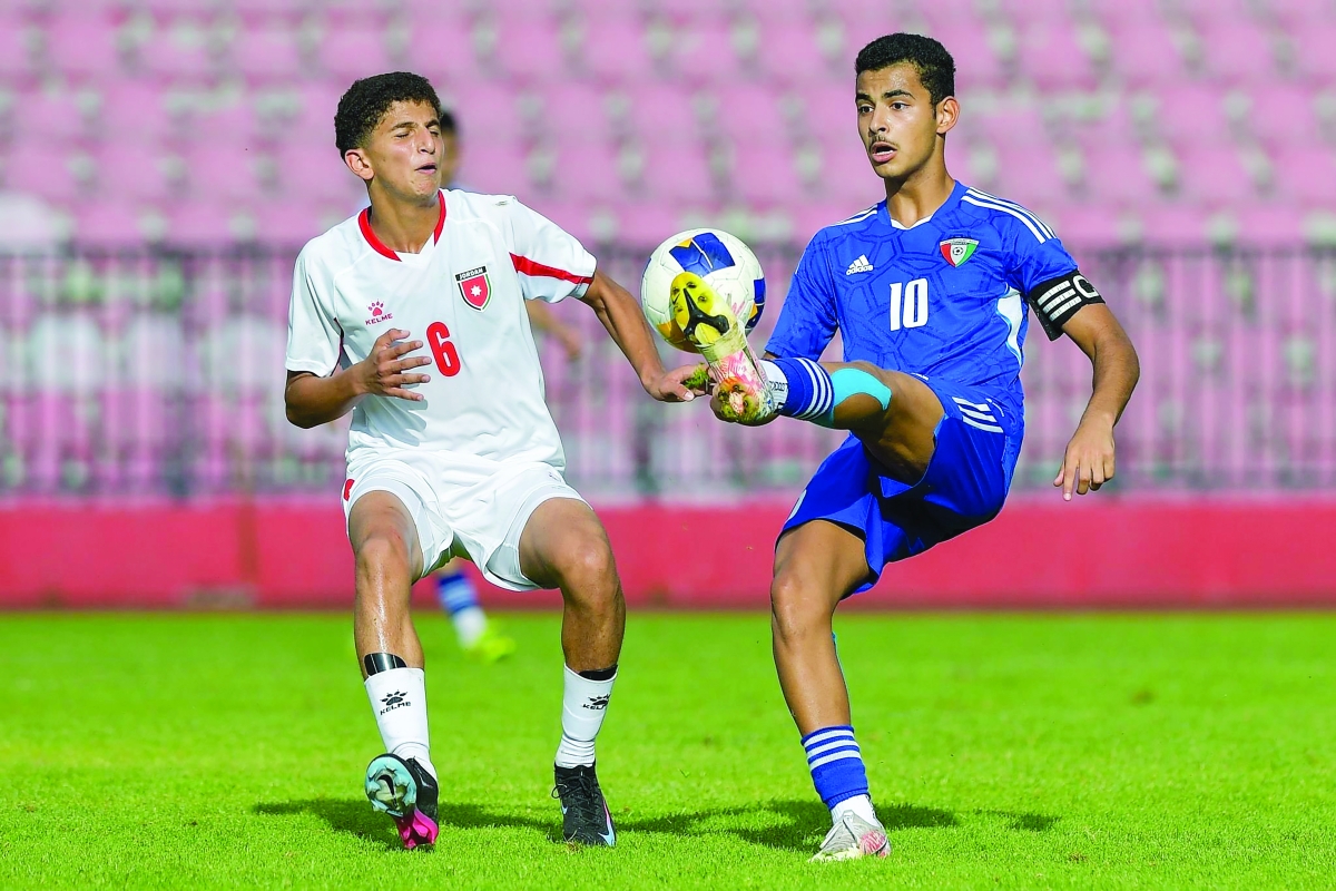 لاعب منتخب الكويت فواز الداوود يستحوذ على الكرة