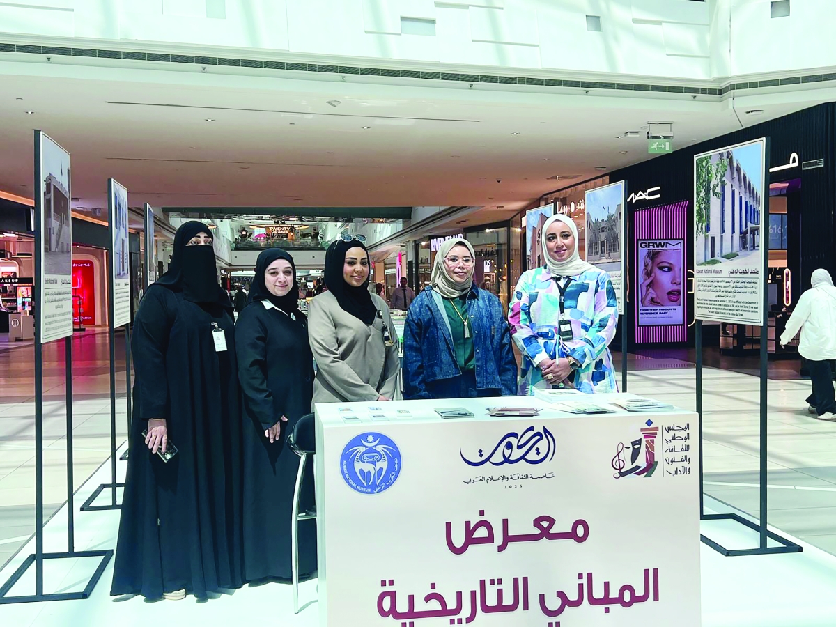 


أمينة الخضير مع القائمات على المعرض 