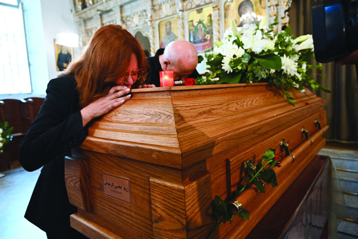 الممثلة اللبنانية كارمن لبس تحتضن نعش الرحباني 