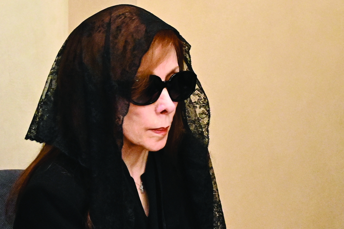 


فيروز تبكي نجلها بدموعٍ صامتة 