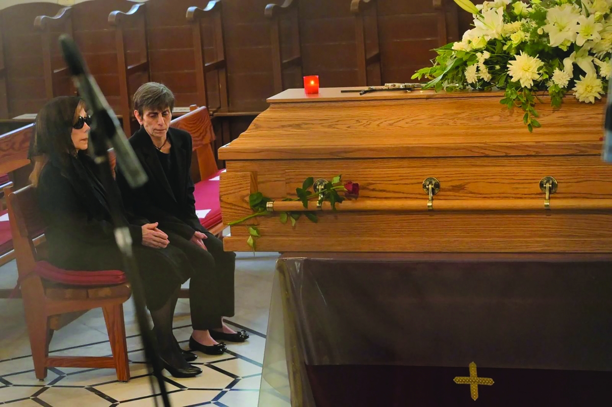 


«الأم الحزينة» مع ابنتها ريما... وأمامهما نعش زياد 