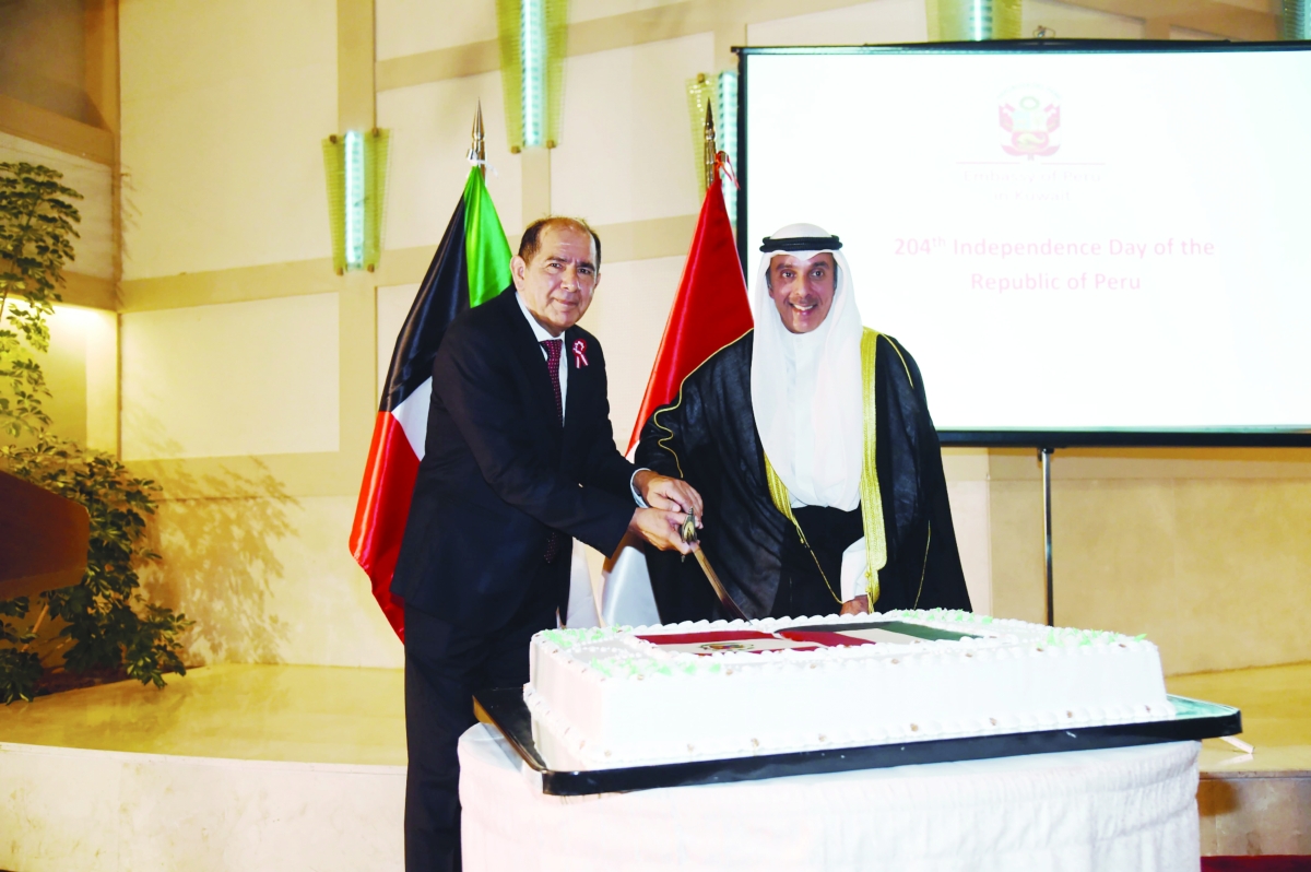 


السفير المشعان وسفير بيرو يقطعان قالب حلوى الاحتفال 