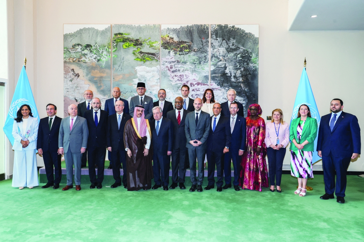 


صورة جماعية للمشاركين في مؤتمر «حل الدولتين» في نيويورك 	(رويترز) 