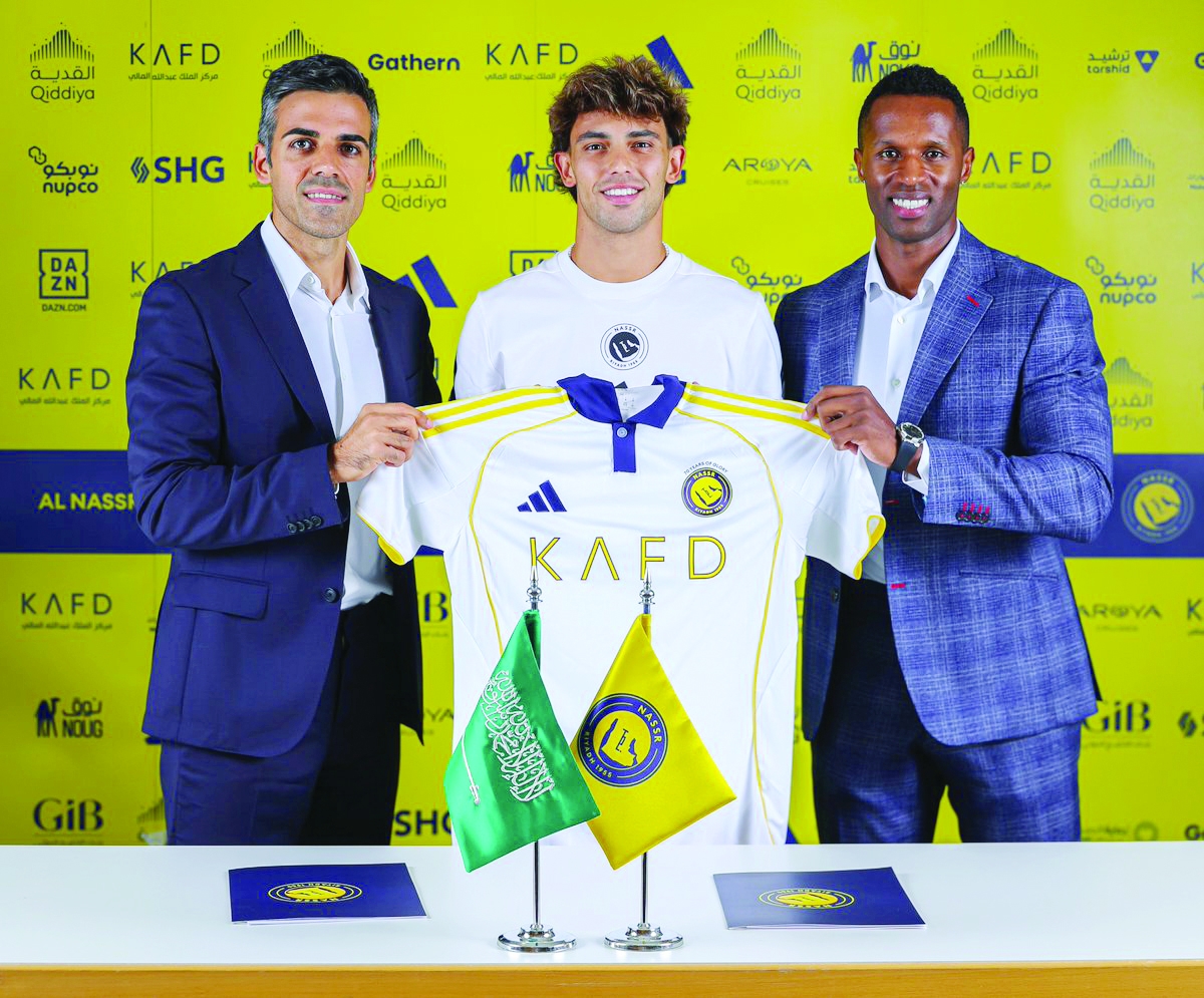 فيليكس حاملاً قميص النصر بعد التوقيع