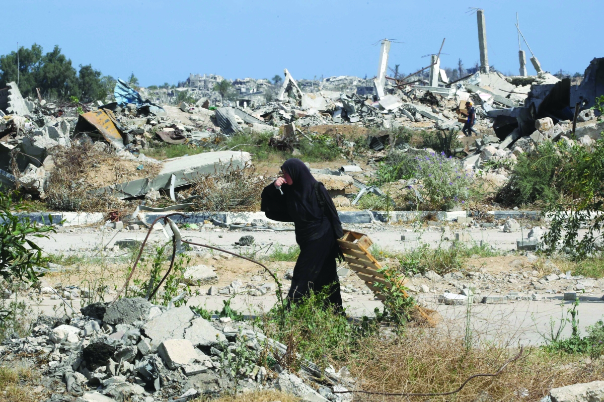 فلسطينية نازحة وسط الركام في غزة (أ ف ب)