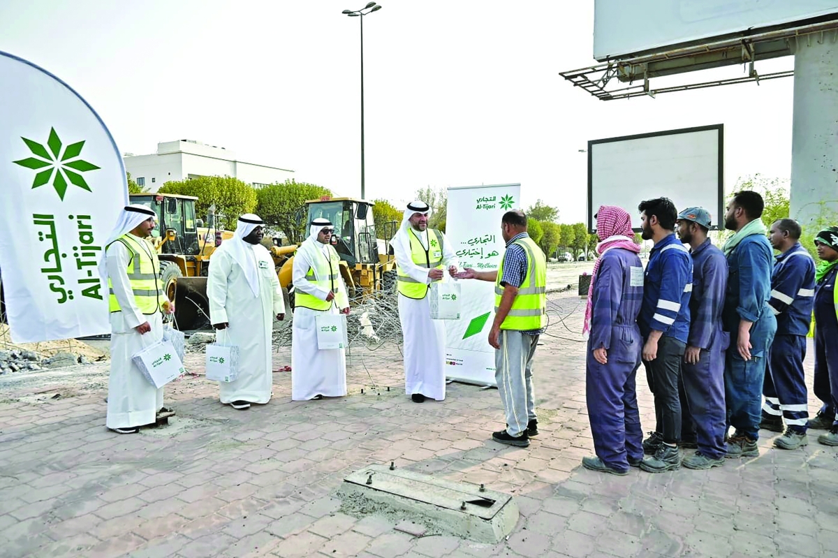 


تقديم هدايا للعمال 
