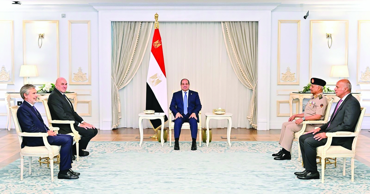 السيسي مستقبلاً كروسيتو في القاهرة