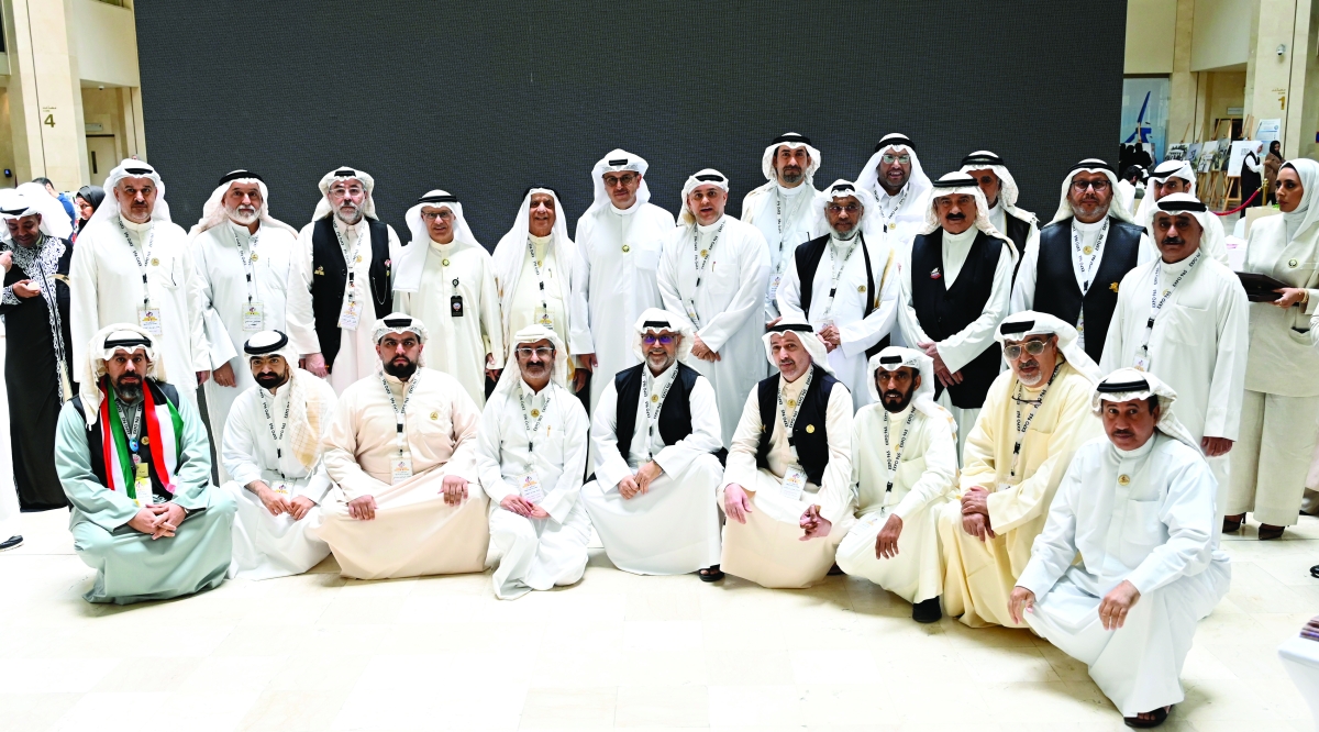 


الوزير ومسؤولو الوزارة يتوسطون فريق «أكسبو» 