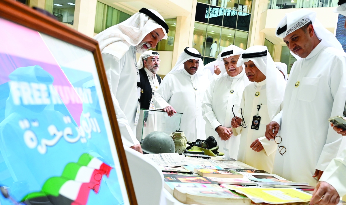 


الوزير يطلع على معروضات ضمن الفعالية 	 (تصوير سعود سالم) 