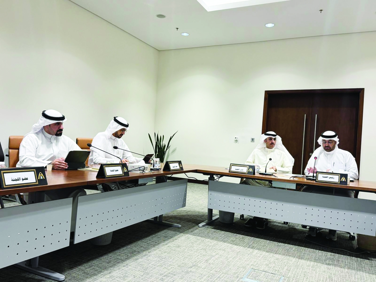 


جانب من اجتماع اللجنة القانونية والمالية 