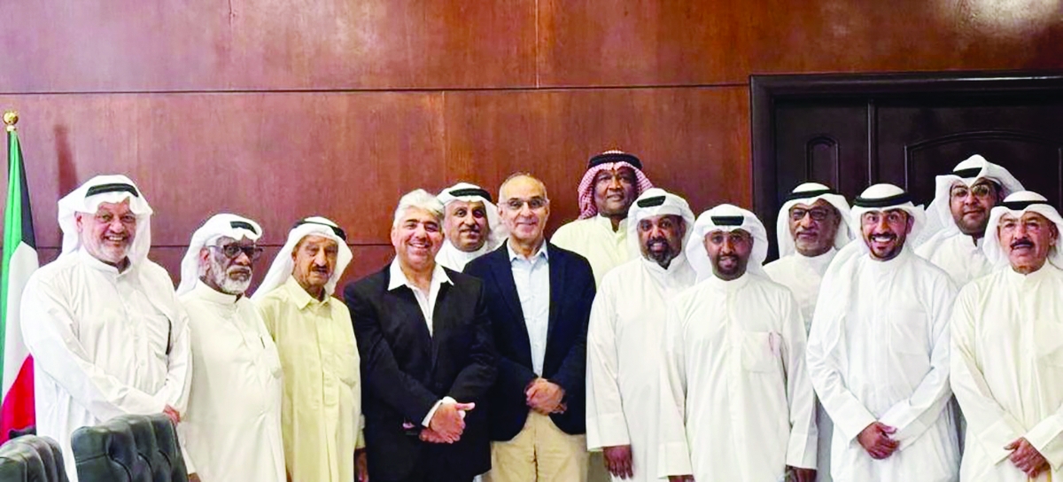 


الجسار والزامل مع رؤساء الفرق الشعبية 