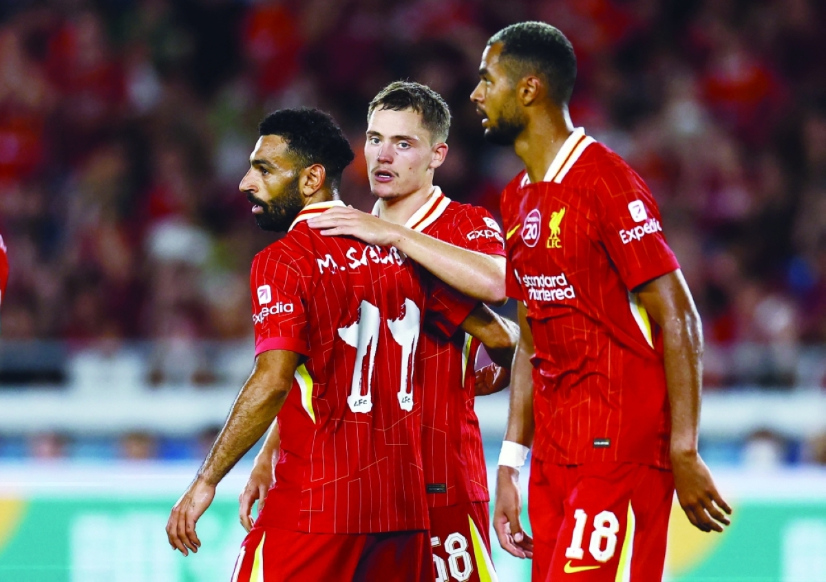 فلوريان فيرتز محتفلاً بهدفه مع محمد صلاح وكودي جاكبو (رويترز) 