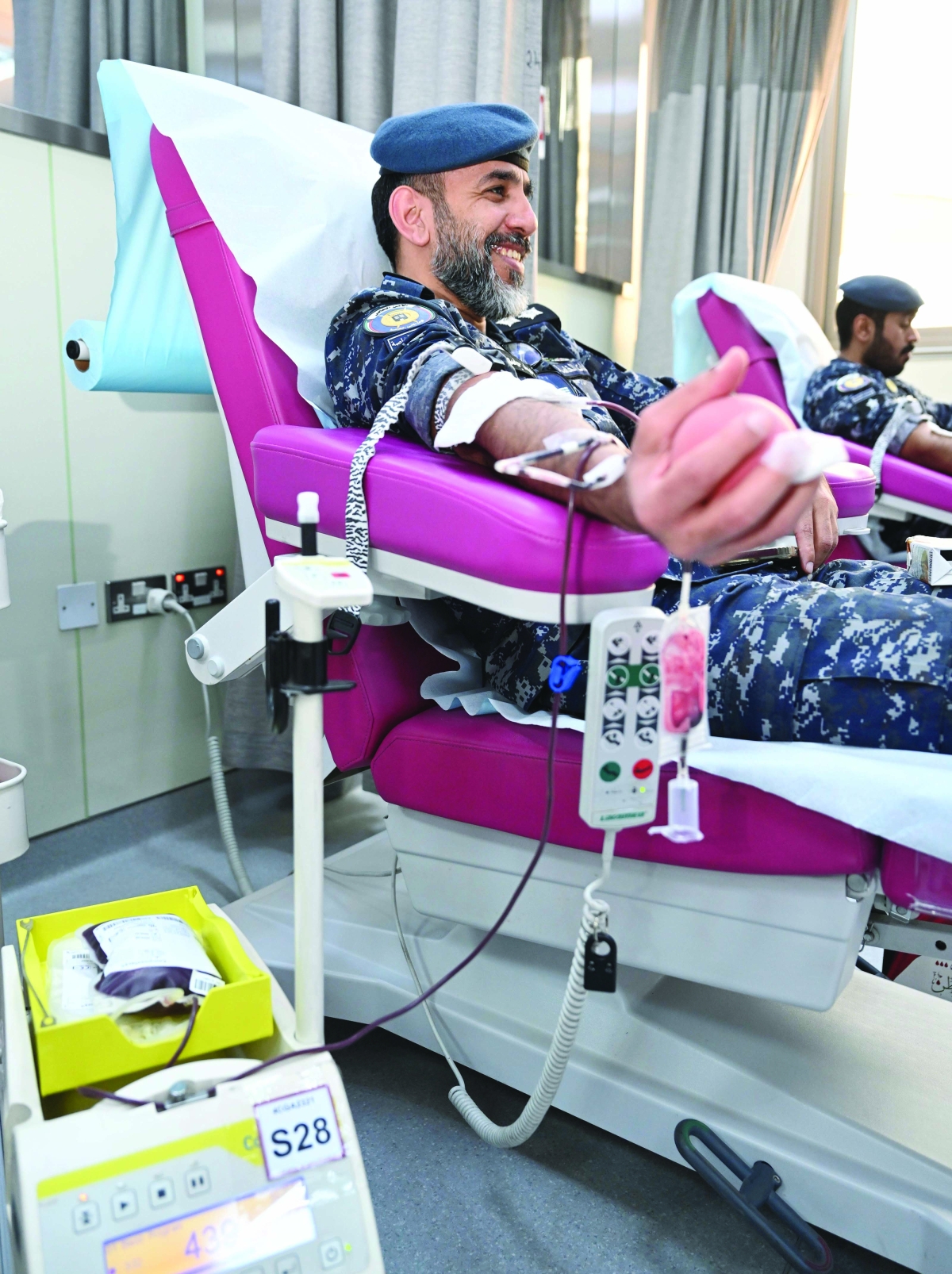 


أحد رجال القوات الخاصة خلال تبرعه بالدم 