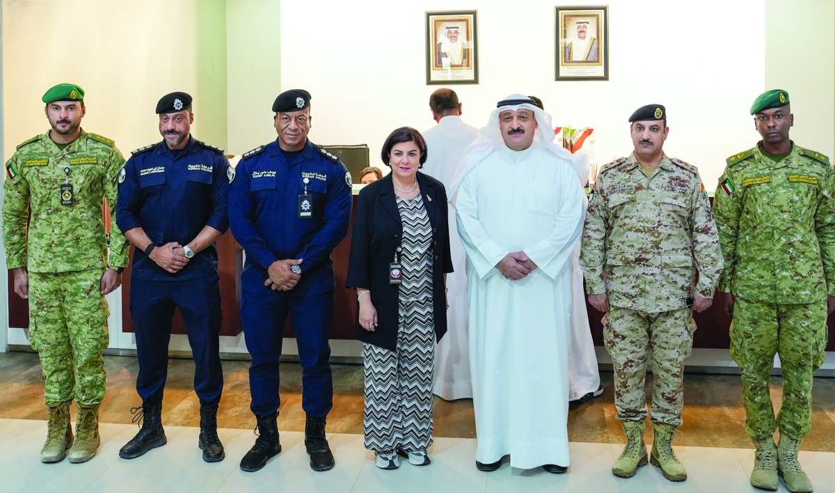 


الوزير العوضي وريم الرضوان وقياديو الجيش والداخلية والحرس 