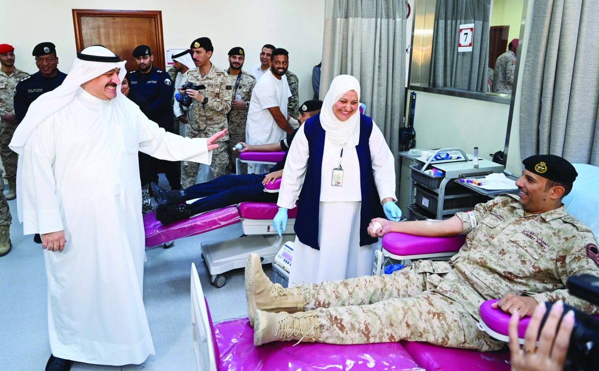 


وزير الصحة خلال جولته بمقر الحملة 	(تصوير أسعد عبدالله) 