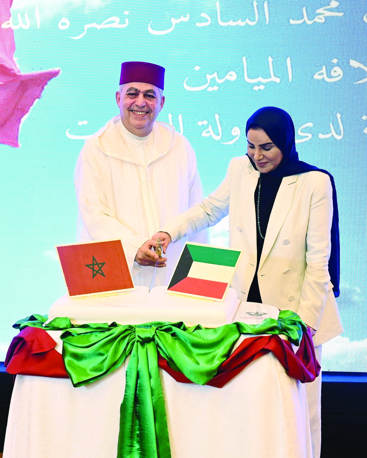 


الحويلة وبن عيسى يقطعان قالب الحلوى	 (تصوير سعود سالم) 