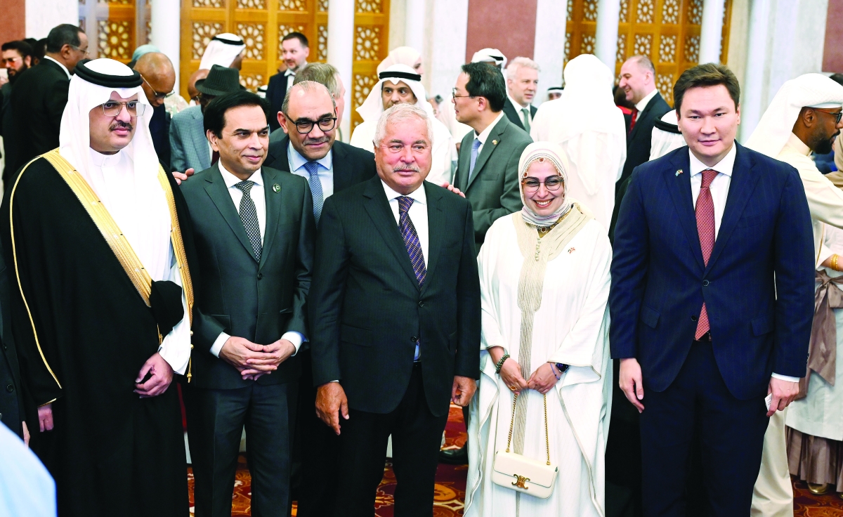 


 السفير زبيدوف يتوسط سفراء السعودية وباكستان والعراق وتركيا وكازاخستان 