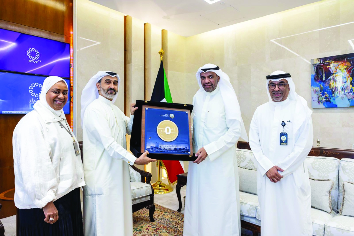 اليحيا يتسلم من الشاهين تقرير جهاز المراقبين الماليين 